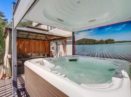 Mtn Views and Hot Tub 4,300-Sq-Ft Oakland Retreat, hotel v mestu Canyon