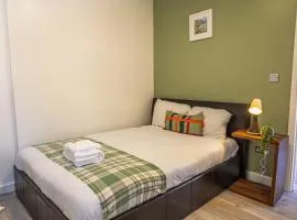 Luxury Five-Bedroom Home with Jacuzzi and Gym - Private One-Bedroom Garden Suite Available Separately