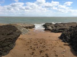 Pornic1 flat near beach garden golf Pool 1 bedroom，波爾尼克的飯店