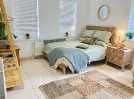 1 Bed Flat - Sleeps 2 - Pets - Parking - Garden