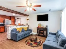 Game Day Getaway! Home with Yard, 4 Mi to Ole Miss