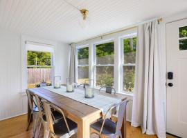Hamptons Cottage, Sleeps 7, hotel in East Quogue