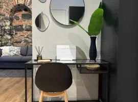 Urban Chic Apartment Black