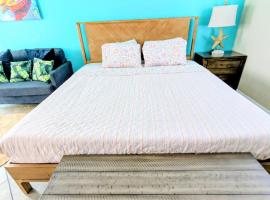 2 Minute Walk to Beach & Downtown!, hotel in Cocoa Beach