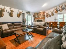 Family Cabin with Hot Tub 10 Mi to The Dells!