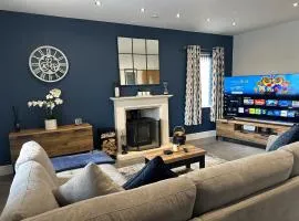 Spacious, Modern & Quiet Bungalow with hot tub