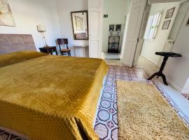 Very Stylish & Central 2-Bedroom House Near Valletta - Yellow-Blue - Perfect for Discovering Malta - Adjoining Cafeteria, hotel di Msida