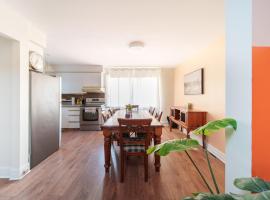 브로사르에 위치한 호텔 3 bedrooms in Brossard,mins to REM station,hwy