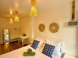 Utopia Port Barton, apartahotel en San Vicente