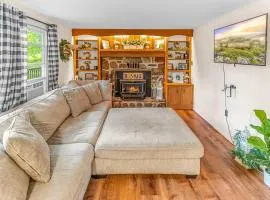 Cozy Cabin w Fire Pit Grill Deck & Walk to Town
