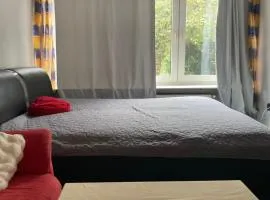 Premium Ruhiges ganzes Apartment 90 m 2 Schlafzimmer große Küche Wohnzimmer