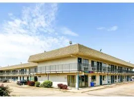 Home 6 by Townhouse Topeka KS I 70