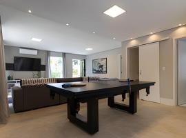 Alto Padrão 5 Stes +1 apoio Piscina quente+Jacuzzi, hotel in Praia Guaratuba