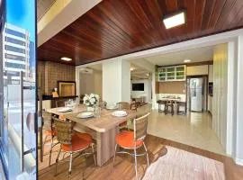 Apt 4 quartos com ar condicionado e garagem a 130m da praia em Itapema Meia Praia