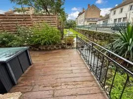 Ancien moulin renove, terrasse au bord de l eau
