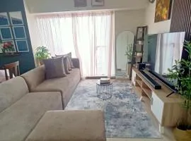 Family Escape Modern Retreat Skyline View Full Kitchen at Prisma close to BGC