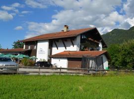 Alpchalet Schwanstein, hotel u gradu Halbleh