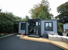 Sunset Retreat Cabin, Hot Tub & Garden views, chalé em Portglenone