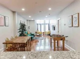 NEW 4 Bedroom - 4 Bathroom Center City with Private Rooftop Terrace Sleeps 20)