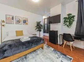 Cozy Studio Across from Convention Center - 3R
