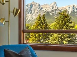 The Lookout Stylish Escape with Mountain Views