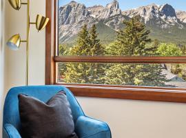 The Lookout Stylish Escape with Mountain Views, hotel u gradu 'Canmore'