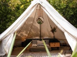 Entire House plus Large Bell tent in Central Coast, hotel en Saratoga