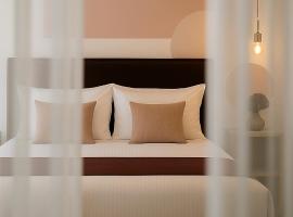 SMART STAY - Colorful by the sea、ドゥラスのホテル