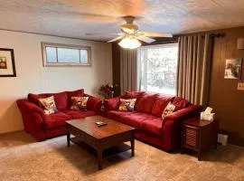 Wild Alaskan 3 Bd Upper Apt Close to downtown