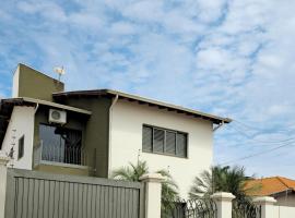 Casa Shanti Coliving 3, guest house in Dourados