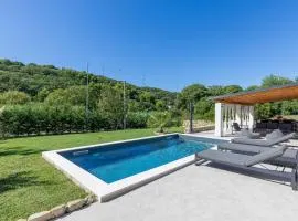 4 Bedroom Awesome Home In Mundanije