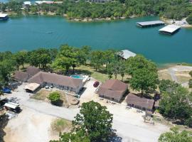 Artilla Cove Resort, Cottage in Branson
