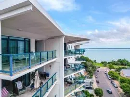 Harbour Breeze Escape Top Floor Apt with Pool