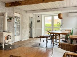 Historic House At Aarsdale Harbor On Bornholm, готель у місті Сванеке