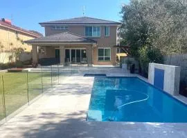 Sunkissed Manor - Swimming Pool - 3 Mins to Beach