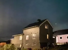 Koselig hus nær sjø og fjell