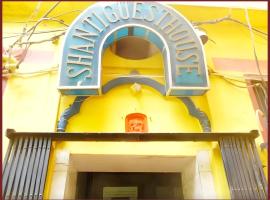 HOTEL SHANT! GUEST HOUSE VARANASI - 1 Minutes Walking Distance From BABA VISHWANATH TEMPLE And ROOFTOP GANGA VIEW - #Wifi #Fully Air Conditioned & Spacious Rooms -Restaurant Foreigneꭈׁׅ Allowed - Best Budget Guest House In Varanasi、バラナシのホテル