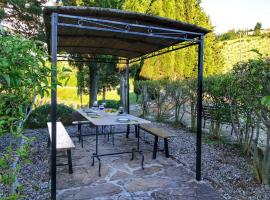 Belvilla by OYO Farmhouse in Radda with Garden – apartament w mieście Radda in Chianti