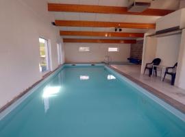 Quaint holiday home with heated indoor pool, casa o chalet en Purnode