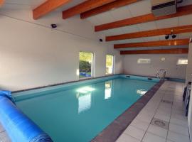Sunny Cottage with Pool, hotel v destinaci Purnode