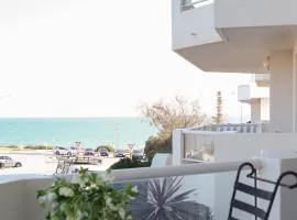 Spacious, ocean-front, pied-à-terre with stunning views &opposite cafes