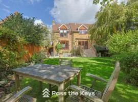 Pass the Keys Spacious Family Home - With Parking Garden