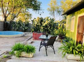 Ehalo Ndjoko which means small beginnings, levný hotel v Ondangwě