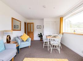 The Old Salt Store, 2 bed apartment with stunning river view, hotel a Torpoint