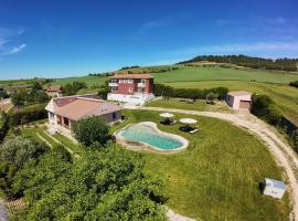 Finca SOTOMAR-casa rural Simancas，西曼卡斯的附設泳池的飯店