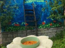 Cannavillas hostel, ξενοδοχείο σε Jāmb