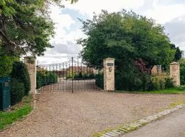 Stunning 4-Bedroom Home in Worcestershire