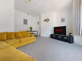 Large Spacious Home, Free Parking, 8 bedrooms, sleeps 14