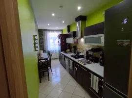 APARTAMENT VENGE -CAŁE MIESZKANIE 46m2 NA WYŁĄCZNOŚĆ - Z JEDNĄ SYPIALNIĄ I JEDNYM SYPIALNO-SALONEM -3 PIĘTRO BEZ WINDY- REZERWACJA BEZ KARTY KREDYTOWEJ-KLIMATYZACJA-NETFLIX-2 ŁÓŻECZKA DZIECIĘCE