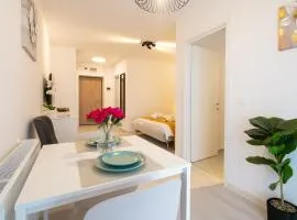 Hills Residence - Studio with Balcony & Parking